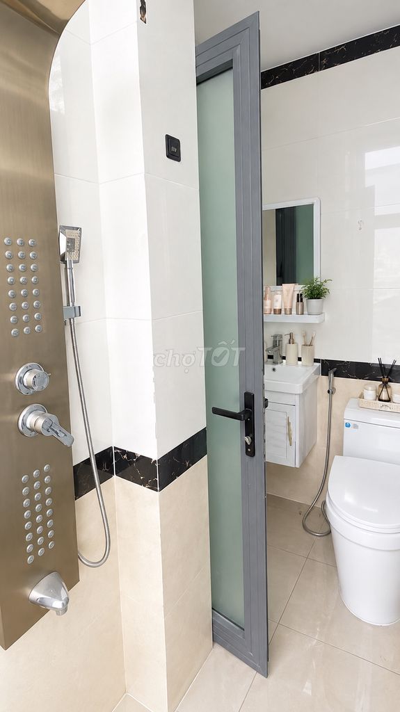 The Bình Tân studio does not have a full block of furniture near the shower bow.