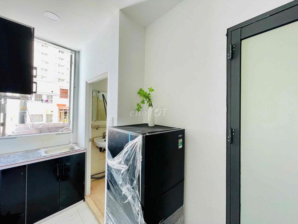 Two private bedrooms separated the open-air kitchen, full of furniture on the edge of Sadako.