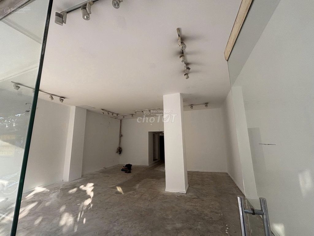 Rent is equal to 209 Nguyễn Đình Chiểu, District 3-- 8 M, nh, 65 million.