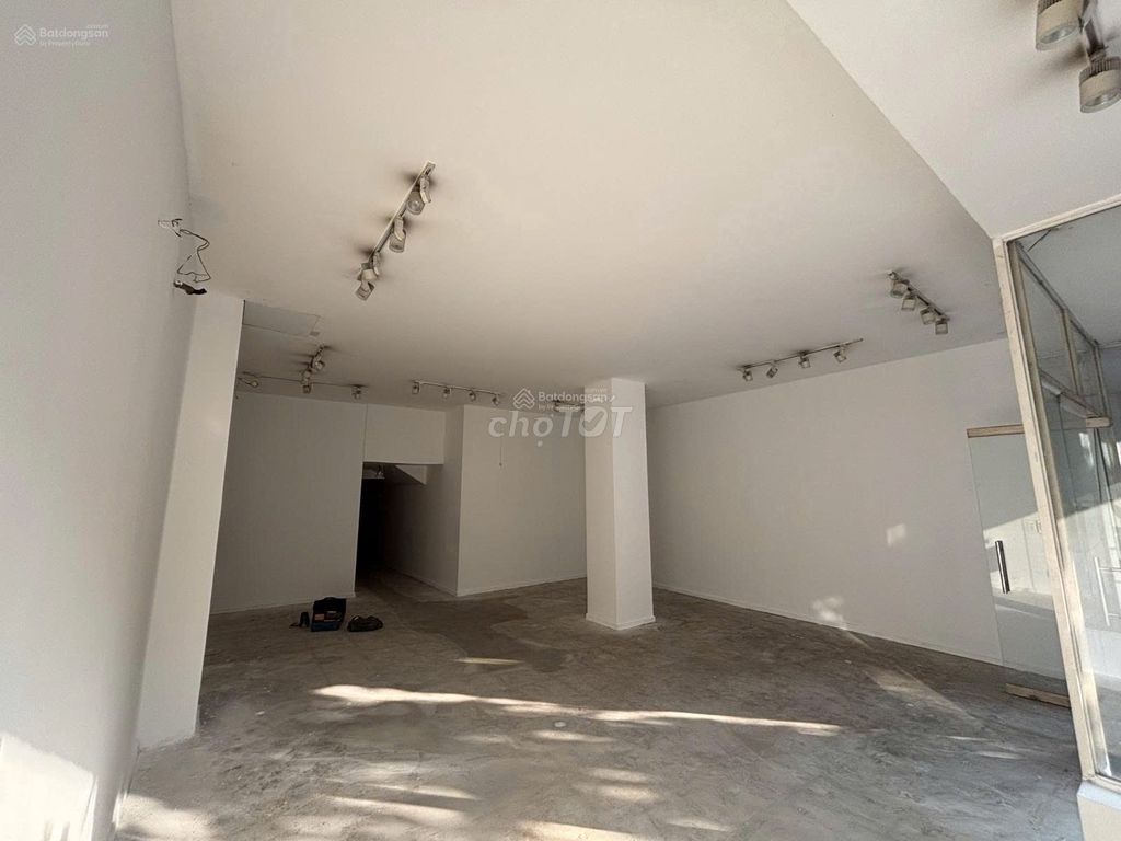 Rent is equal to 209 Nguyễn Đình Chiểu, District 3-- 8 M, nh, 65 million.