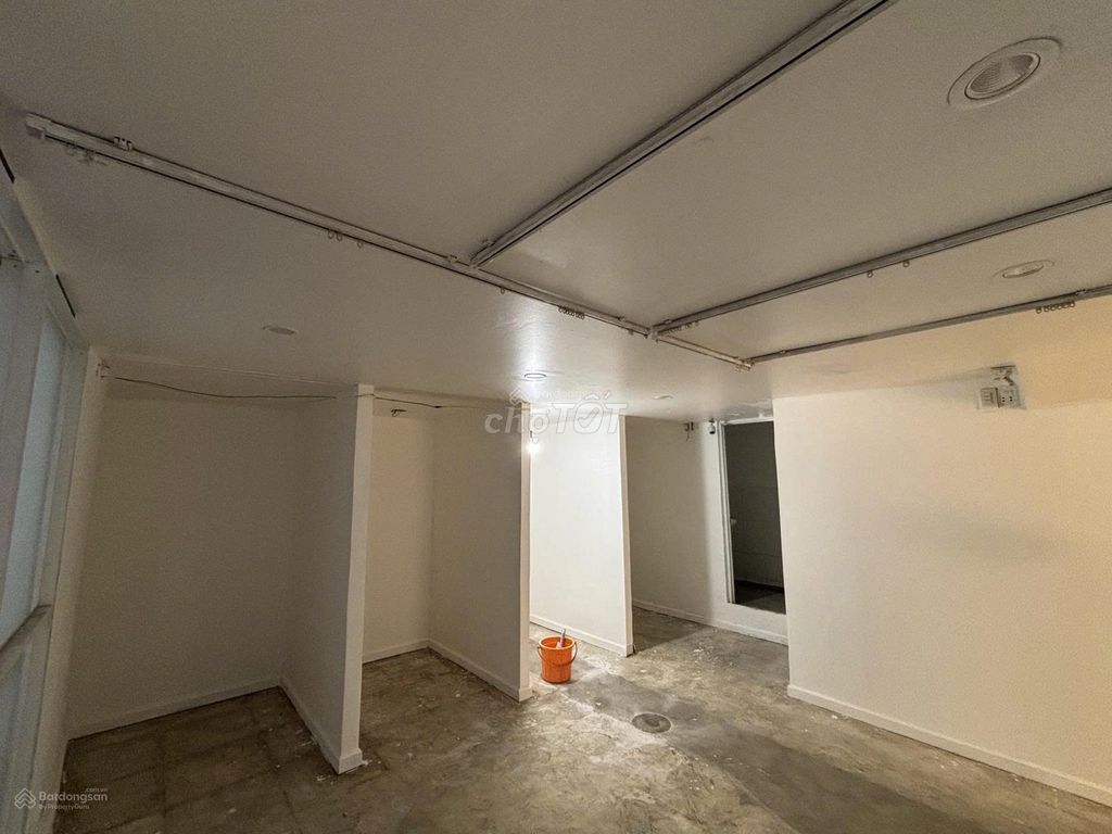 Rent is equal to 209 Nguyễn Đình Chiểu, District 3-- 8 M, nh, 65 million.