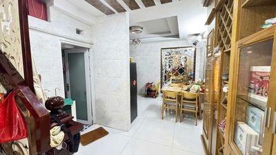 The four-foot-four-four-four-story alleyhouse. Five Full Seven.