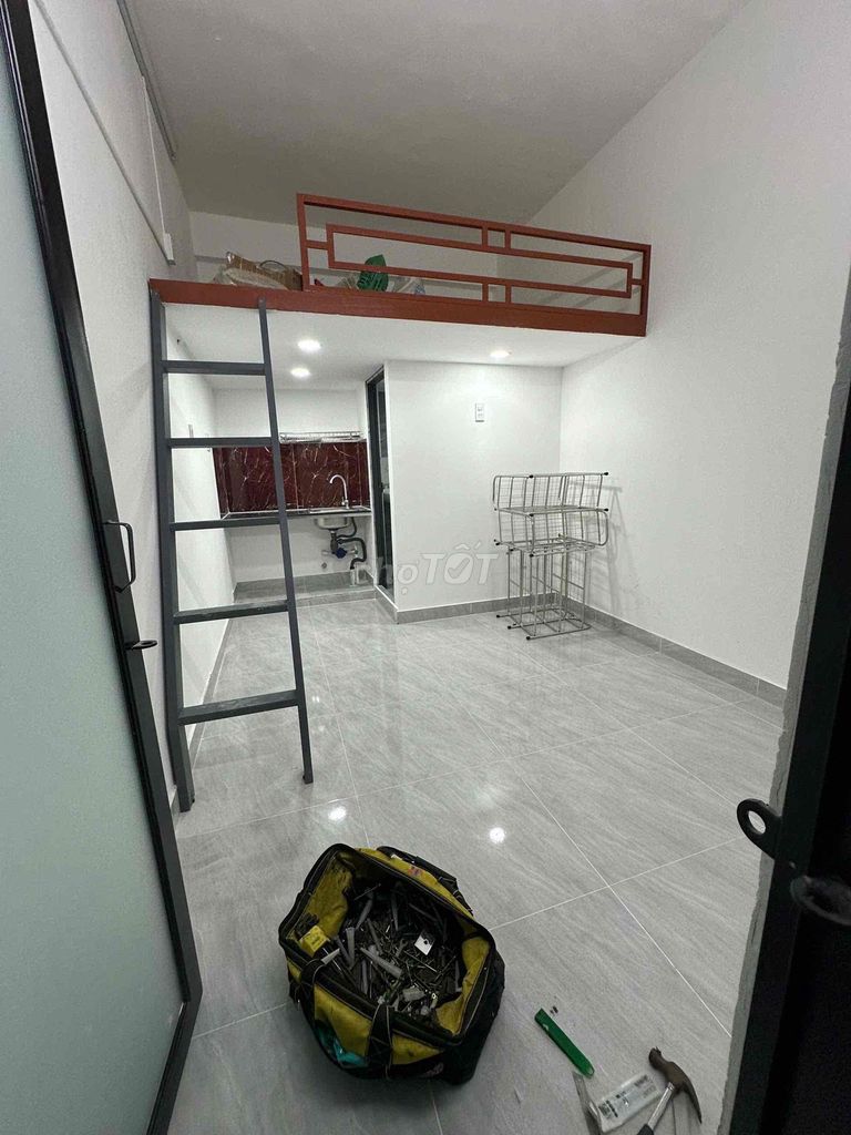 The super-wide new room has an elevator in front of Bùi Đình Tuý.