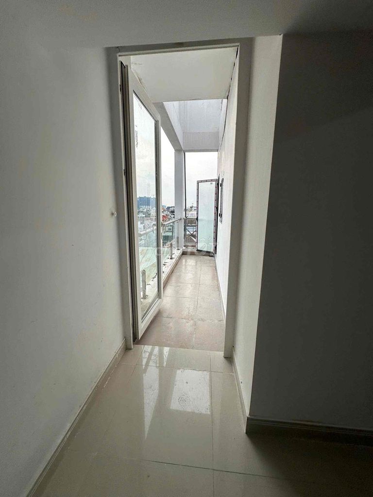 The super-wide new room has an elevator in front of Bùi Đình Tuý.