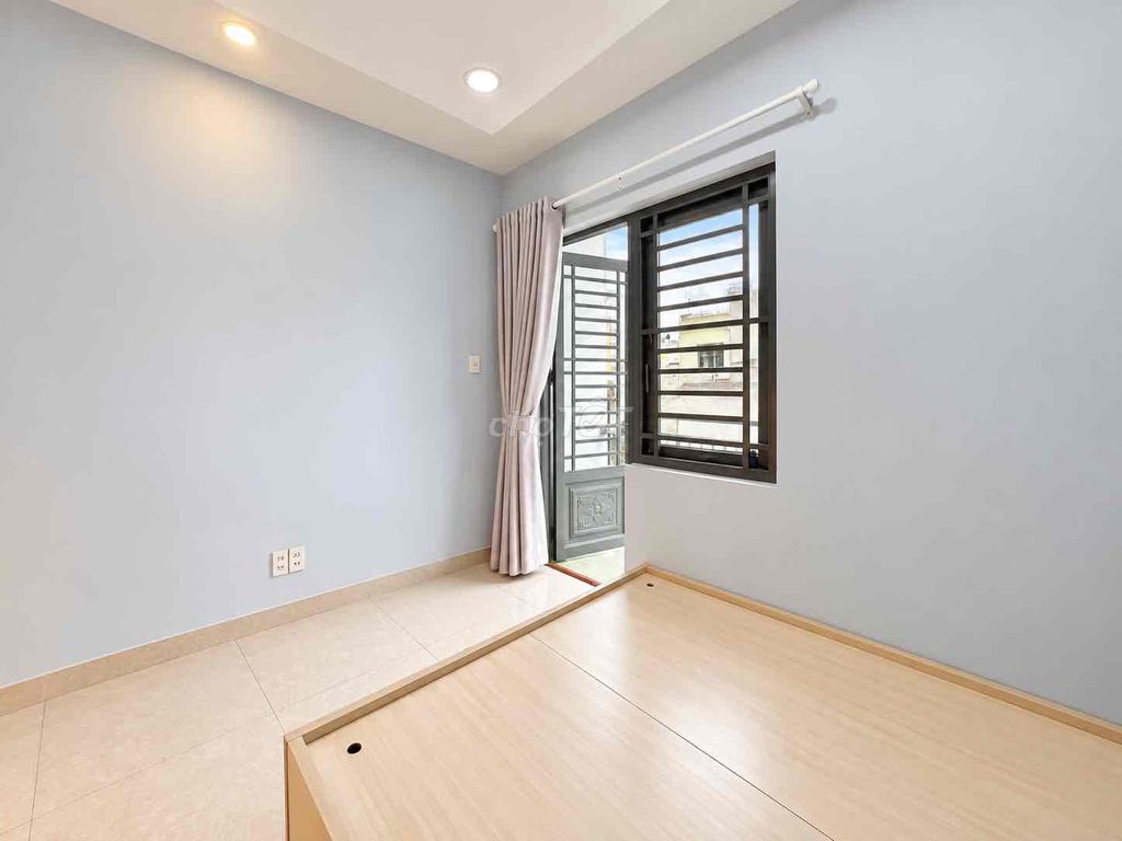 Rent the Home Service Room near the Bimbo Seller, the Constitutional School