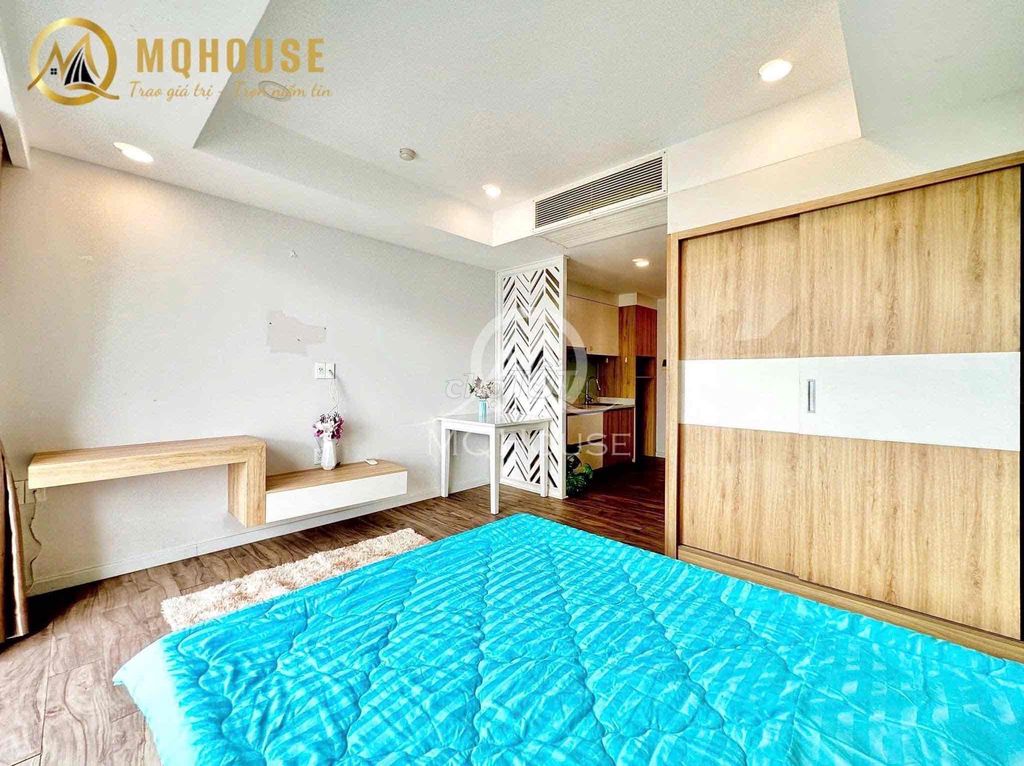 The studio is 30 meters by the airport -- right next to 175 feet.