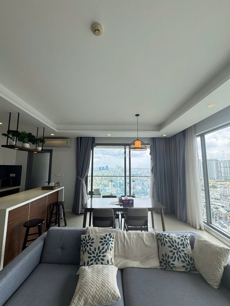 Hot rents three bedrooms. Saw river for 40 million, empty houses for quick rent.