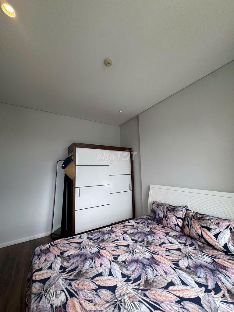 Hot rents three bedrooms. Saw river for 40 million, empty houses for quick rent.