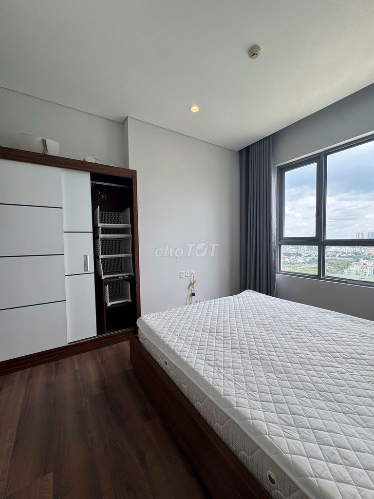 Hot rents three bedrooms. Saw river for 40 million, empty houses for quick rent.