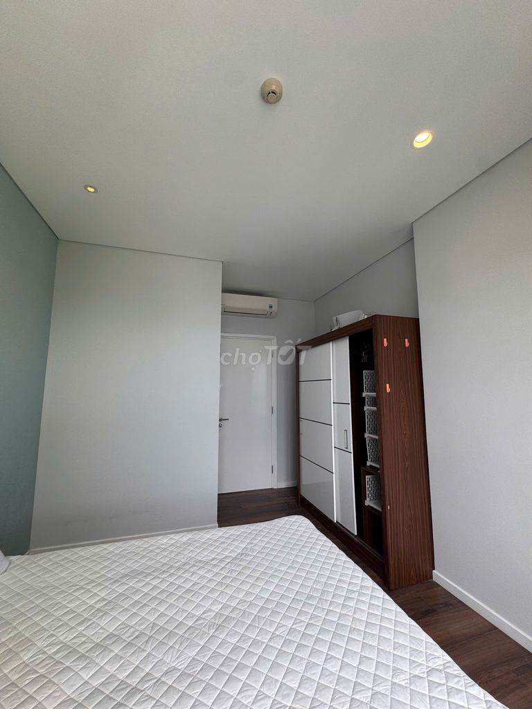 Hot rents three bedrooms. Saw river for 40 million, empty houses for quick rent.