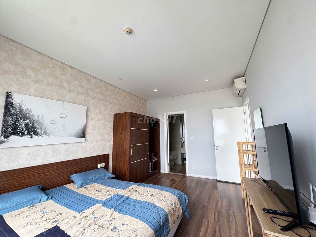 Hot rents three bedrooms. Saw river for 40 million, empty houses for quick rent.