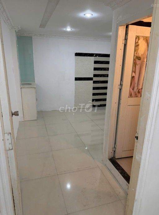 Six bedrooms, four toilets. 3rd floor Ngô Quyền, District 10. area: 3.5 x14 meters