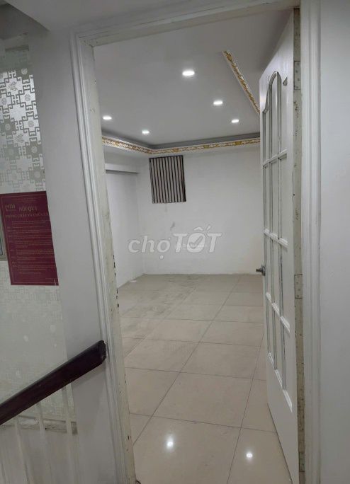 Six bedrooms, four toilets. 3rd floor Ngô Quyền, District 10. area: 3.5 x14 meters