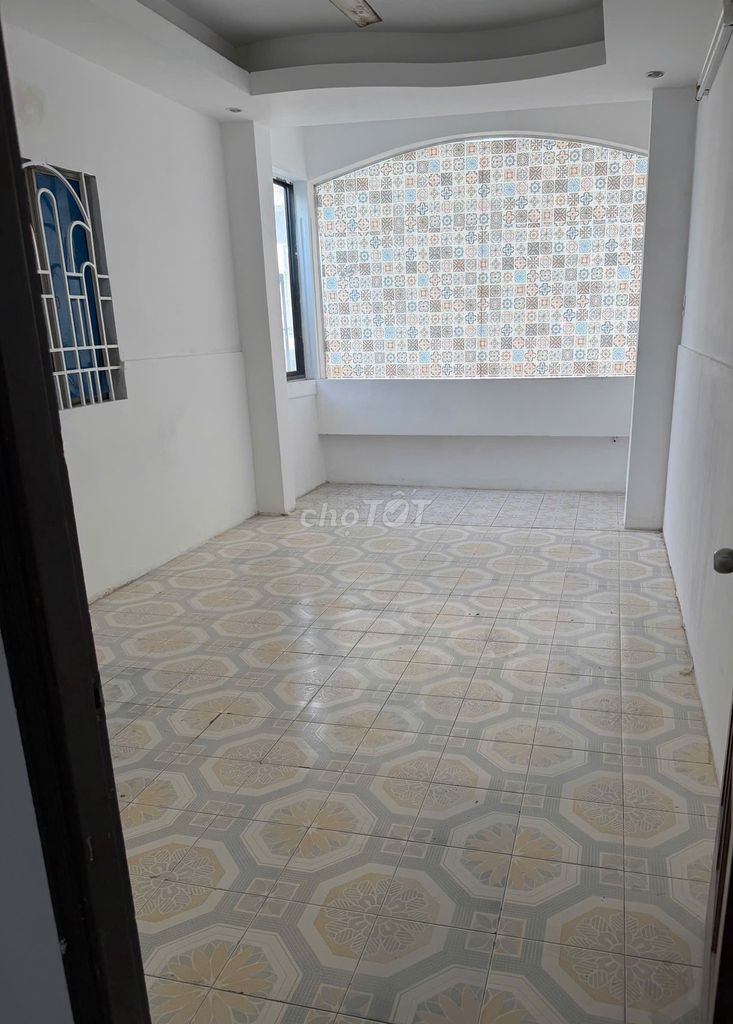 Six bedrooms, four toilets. 3rd floor Ngô Quyền, District 10. area: 3.5 x14 meters