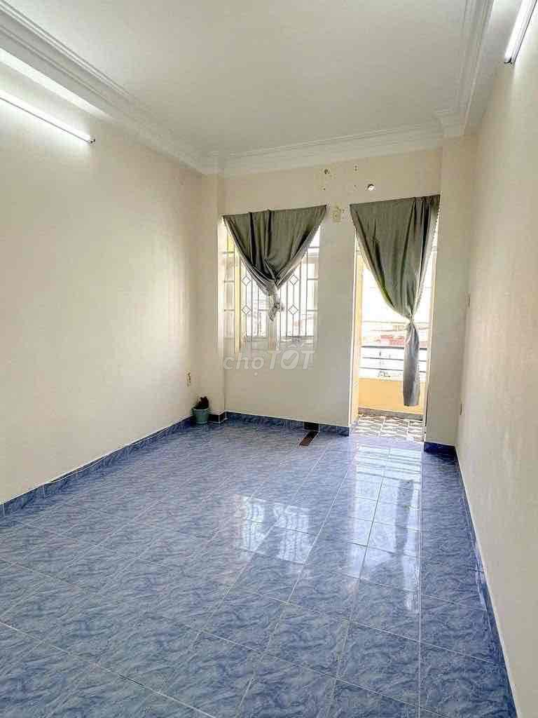 Nice new house, average Tg. BTh, 1 ground, 1 floor plus a float, 2 toilets.