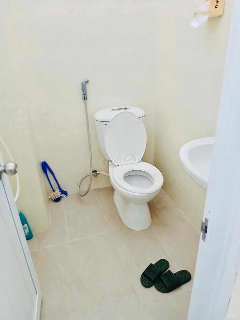 Nice new house, average Tg. BTh, 1 ground, 1 floor plus a float, 2 toilets.