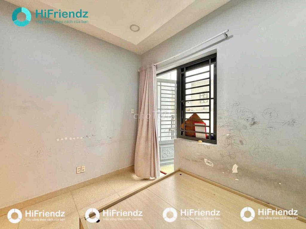 Rent the super cool balcony studio apartment - clean full interior