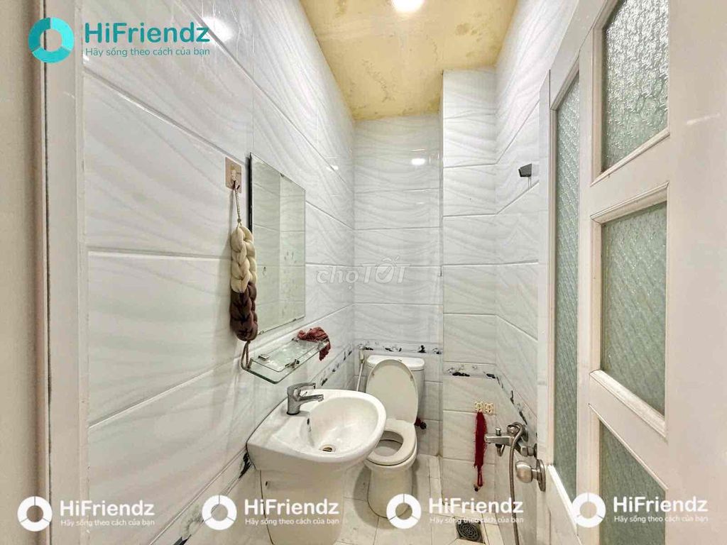 Rent the super cool balcony studio apartment - clean full interior