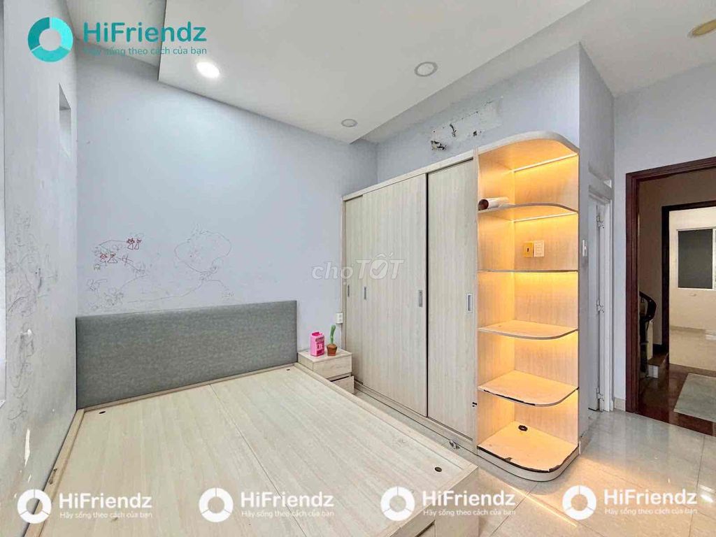 Rent the super cool balcony studio apartment - clean full interior