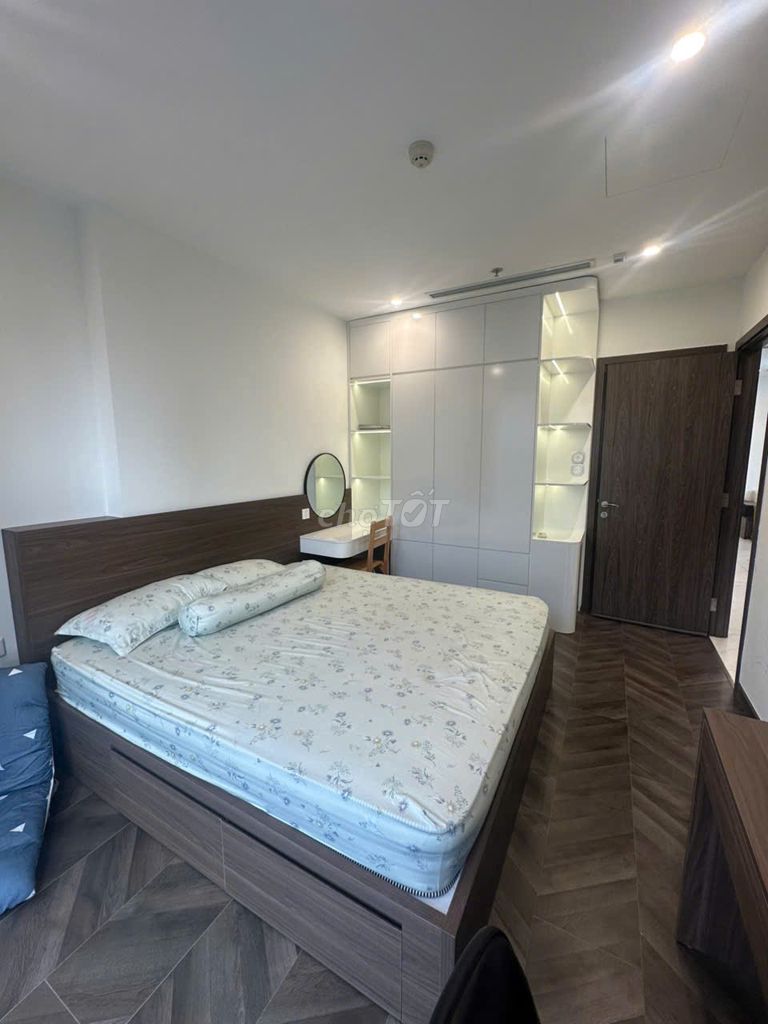 At least 12 million rents. 80 M2 beds. Full solid wood.