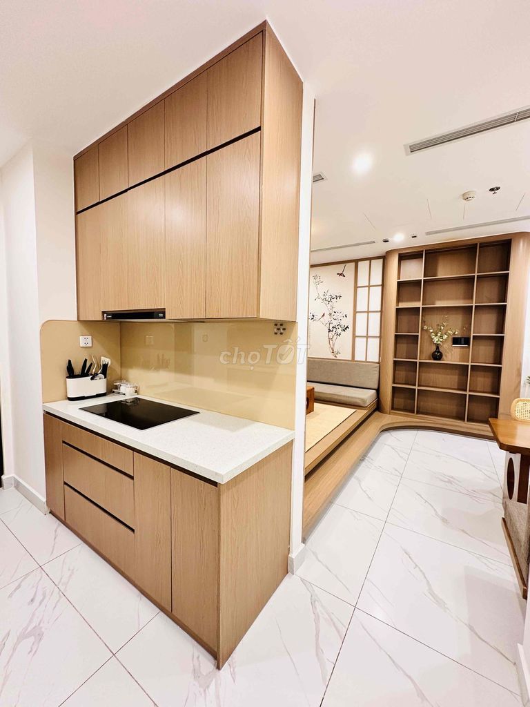 Two bedrooms. Two toilets. Beverly, the corner of luxry.