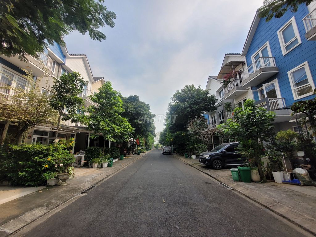 Rendez ParkRiveside rent from 15 million 3 floors near vx Interstate.