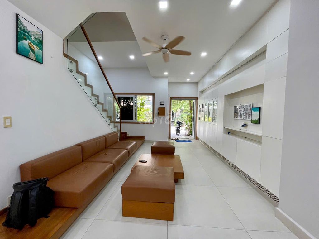 Rendez ParkRiveside rent from 15 million 3 floors near vx Interstate.