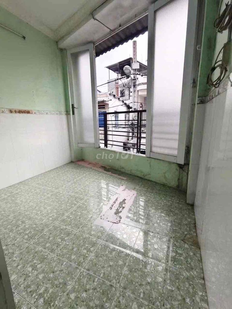 Two floors, 3.3 x 6 meters, 5 million500 fast.