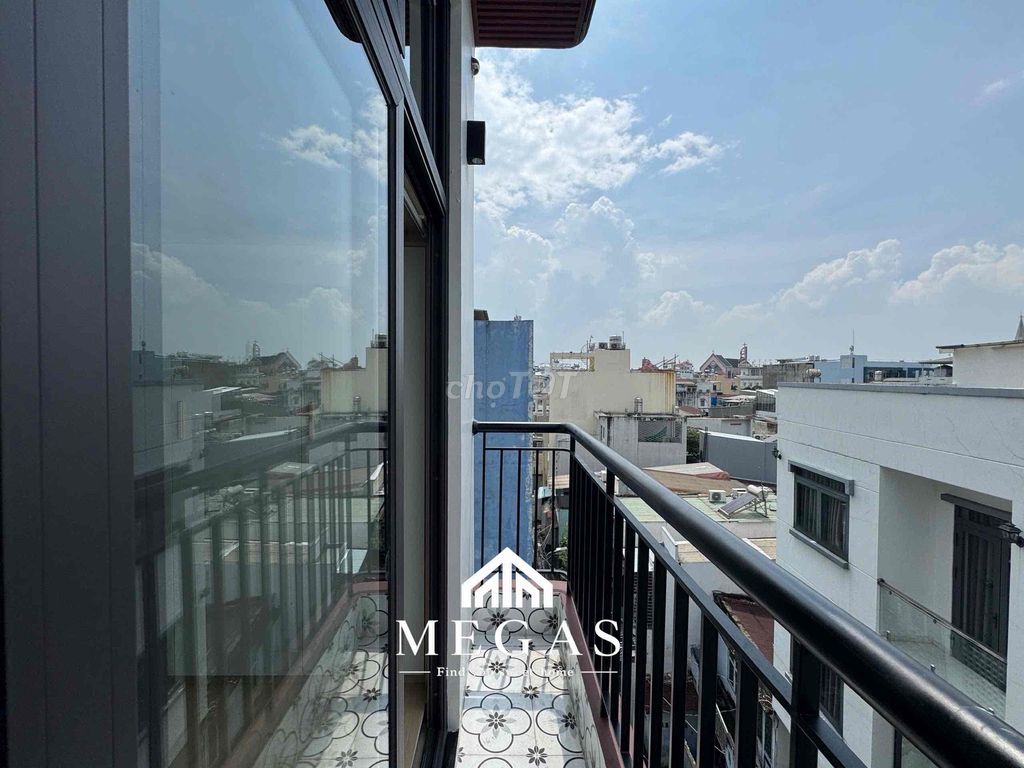 The service apartment is 25 meters 2 and the balcony is at An AKA.
