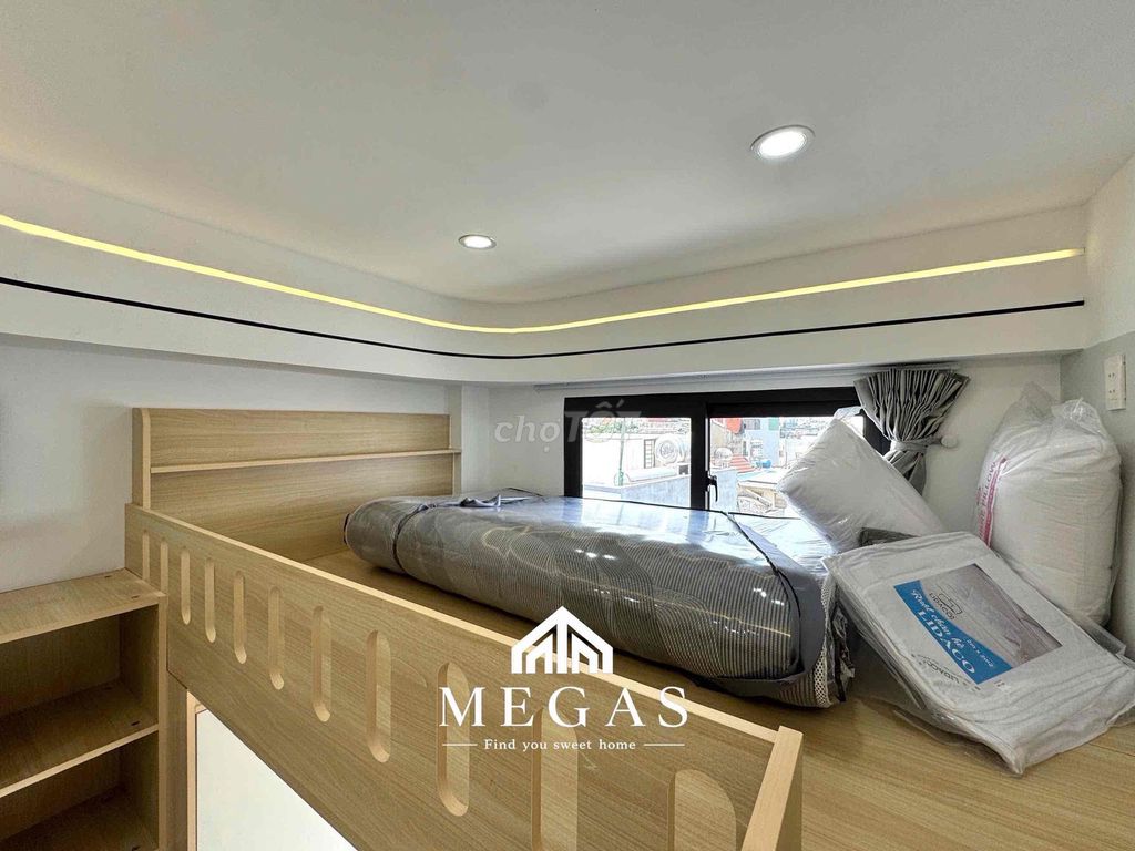 The service apartment is 25 meters 2 and the balcony is at An AKA.