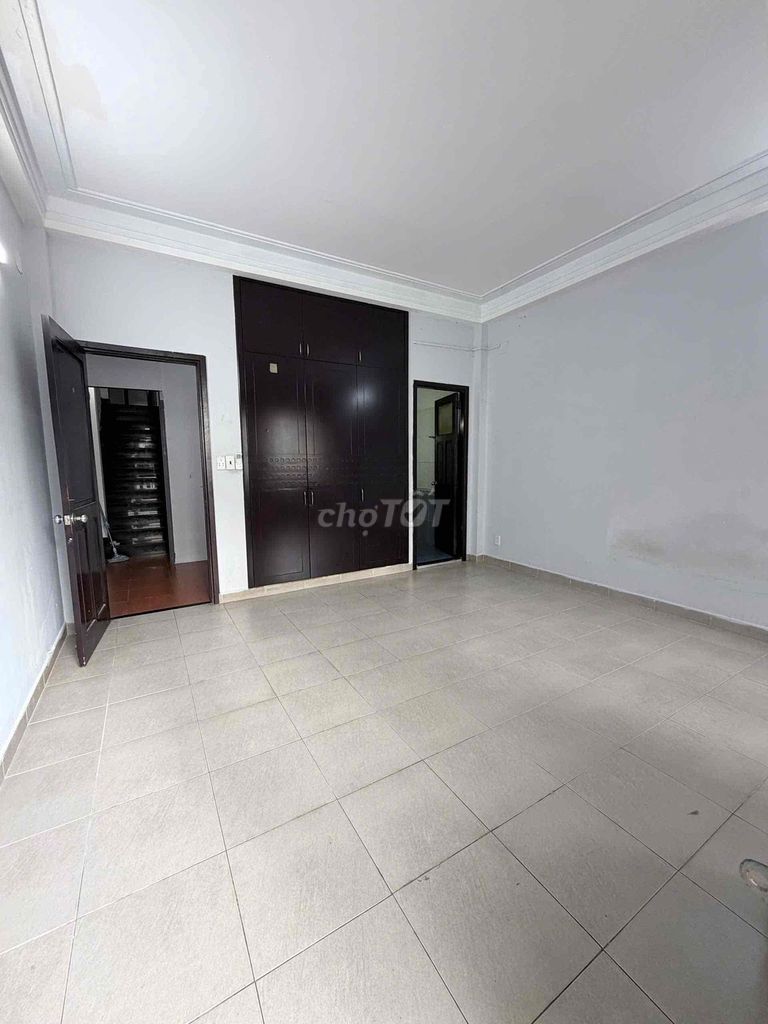 The studio separates the balconies in the area of the 7th.