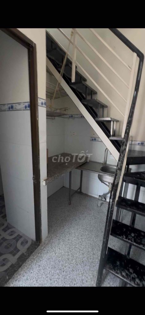 The square root r. 1 st. 1st floor 30 m2
