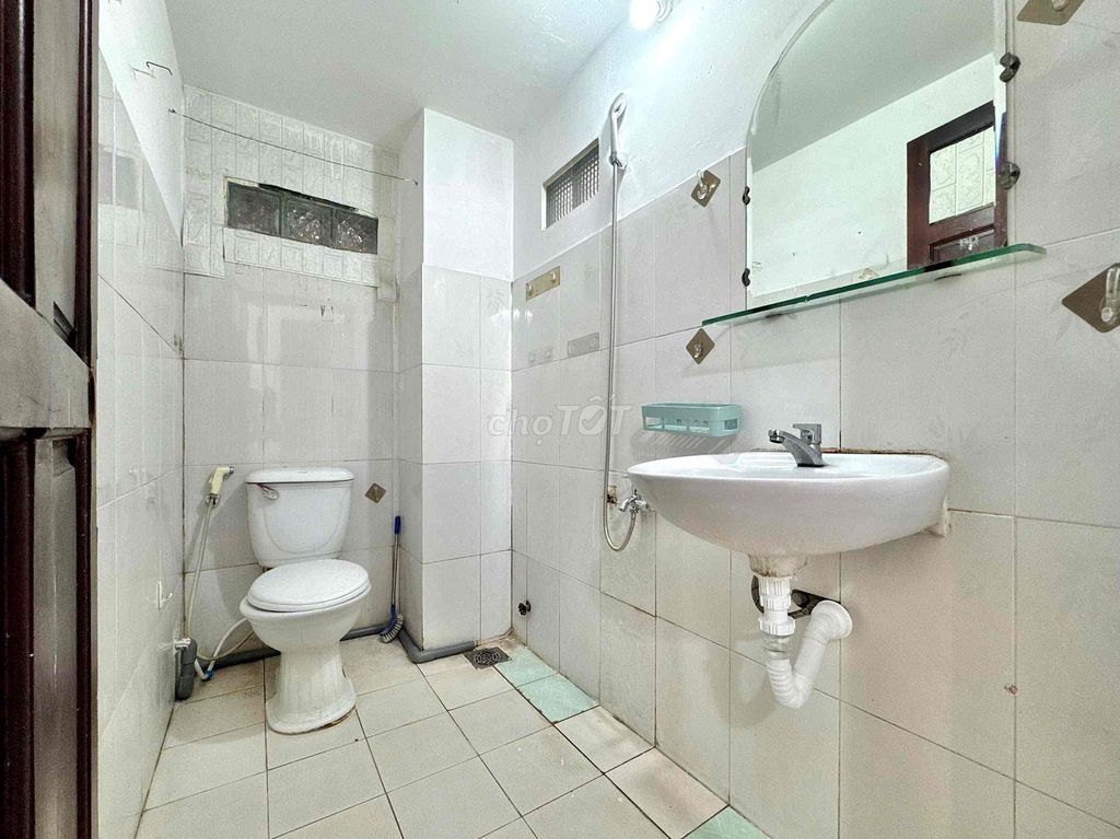 renting the sky window studio - basic Phan Anh interior near the shower lady vhu