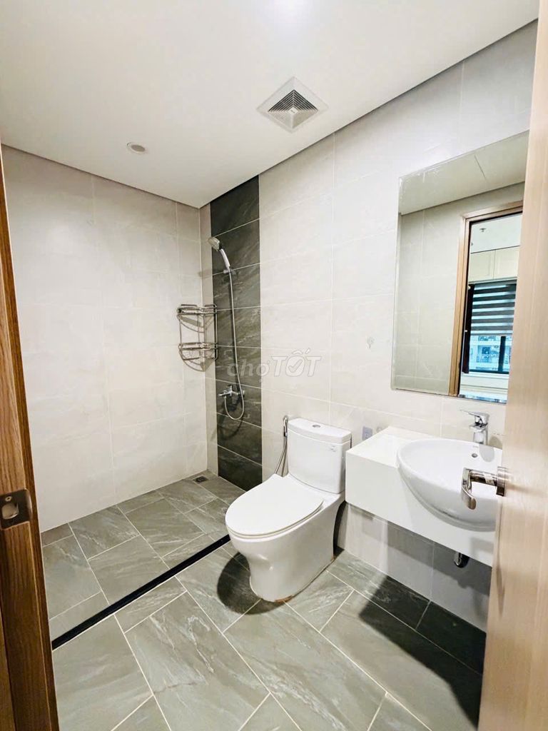 It's cheap! Two bedrooms, two toilets, high-end furniture.