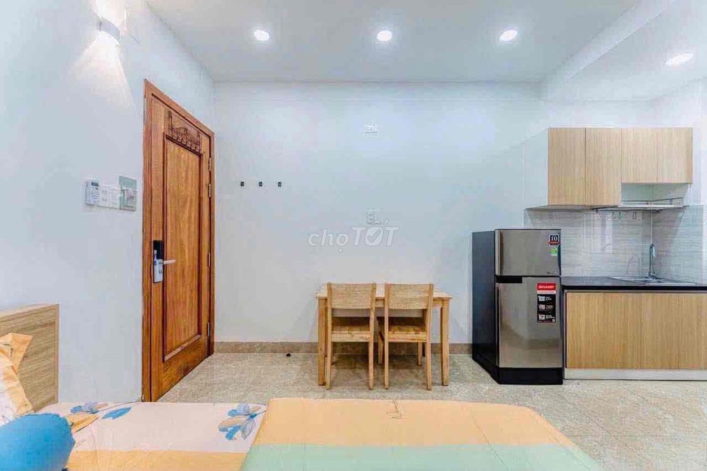 The full interior studio near the Queen's Market has 5 P elevators through the airport.