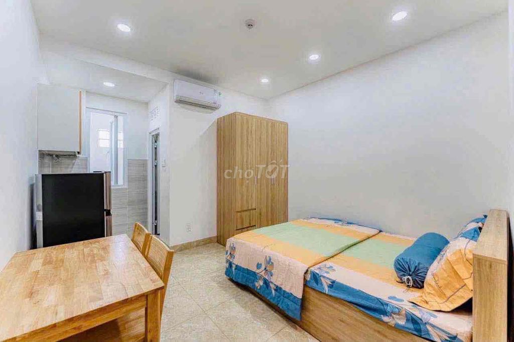 The full interior studio near the Queen's Market has 5 P elevators through the airport.