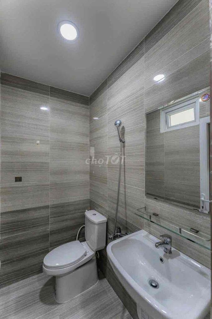The full interior studio near the Queen's Market has 5 P elevators through the airport.