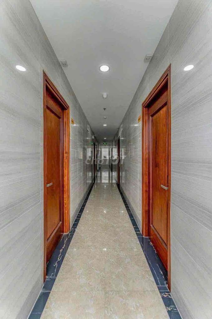 The full interior studio near the Queen's Market has 5 P elevators through the airport.