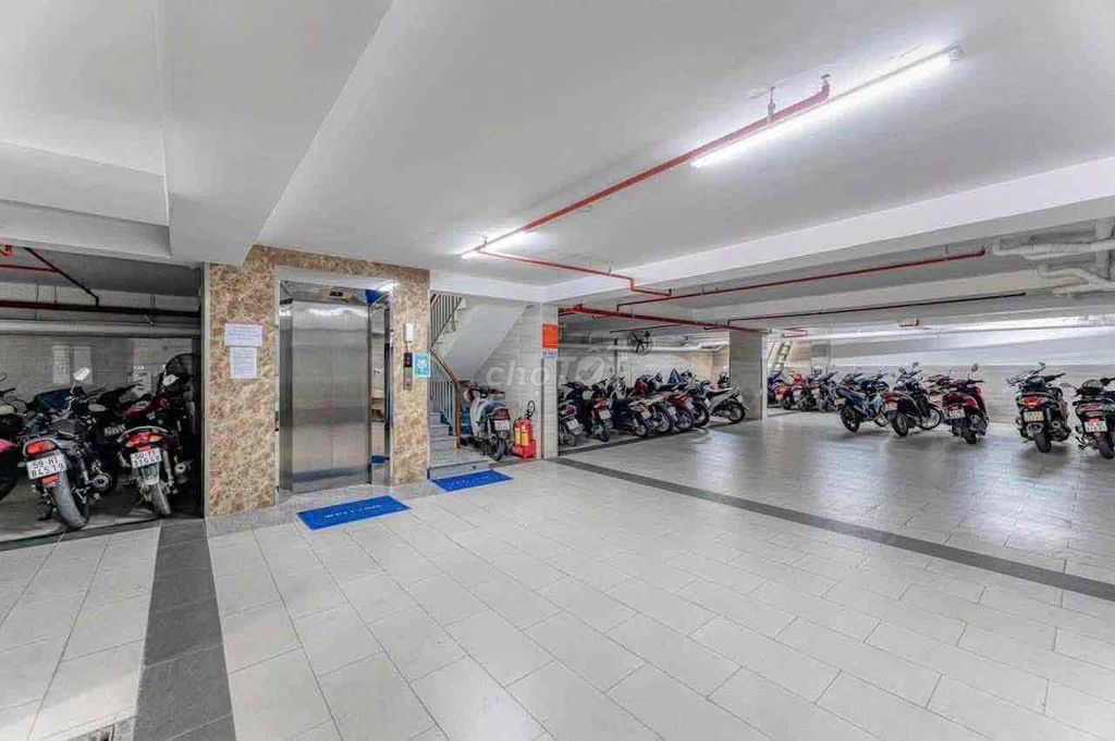 The full interior studio near the Queen's Market has 5 P elevators through the airport.