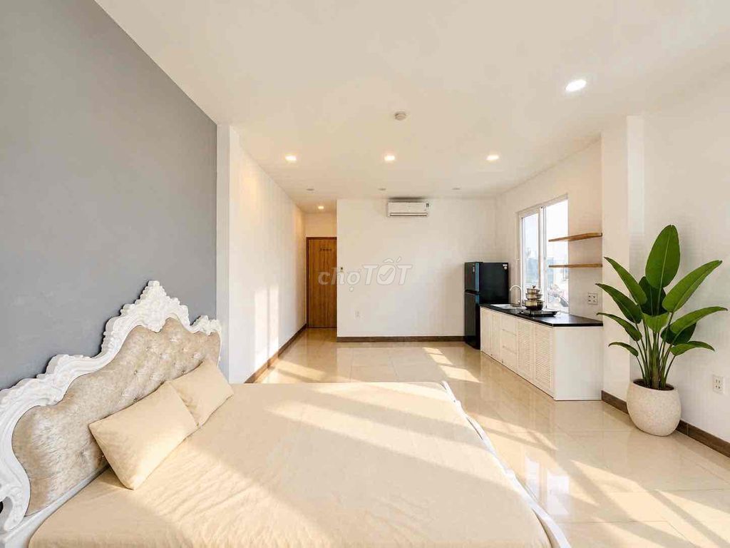 The new apartment is Nguyễn Văn Thương in front of Pearl plaza, landmark 81.