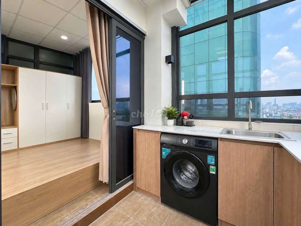 A elevator bedroom near the market. She understands vlu cs2&3 just a few minutes from District 1.