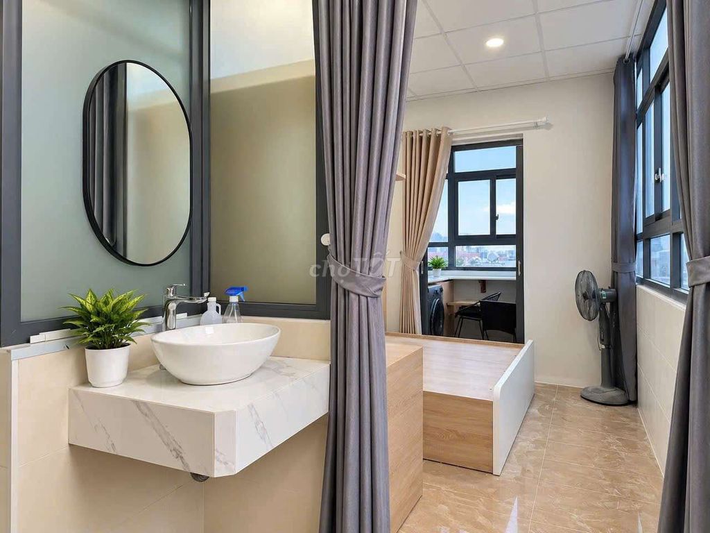 A elevator bedroom near the market. She understands vlu cs2&3 just a few minutes from District 1.