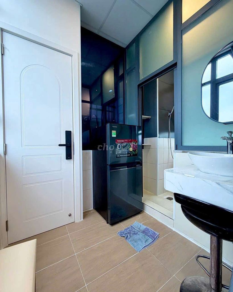A elevator bedroom near the market. She understands vlu cs2&3 just a few minutes from District 1.
