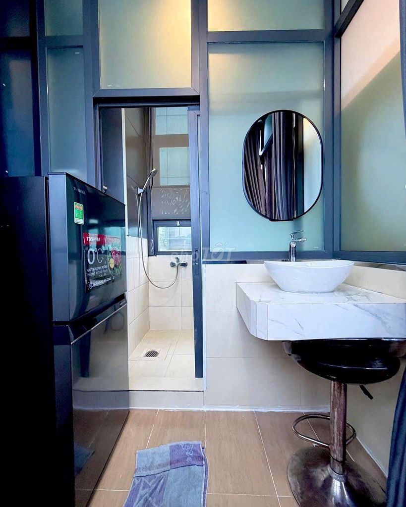 A elevator bedroom near the market. She understands vlu cs2&3 just a few minutes from District 1.