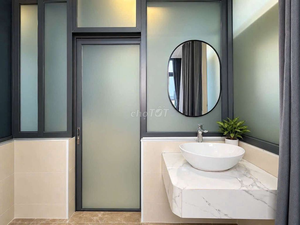 A elevator bedroom near the market. She understands vlu cs2&3 just a few minutes from District 1.