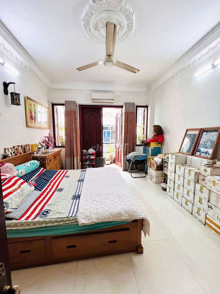area: 4 x 18 meters, 4 mourning, 4 minutes 3 toilets 1 Sơn Hưng - price: 170,000 million.