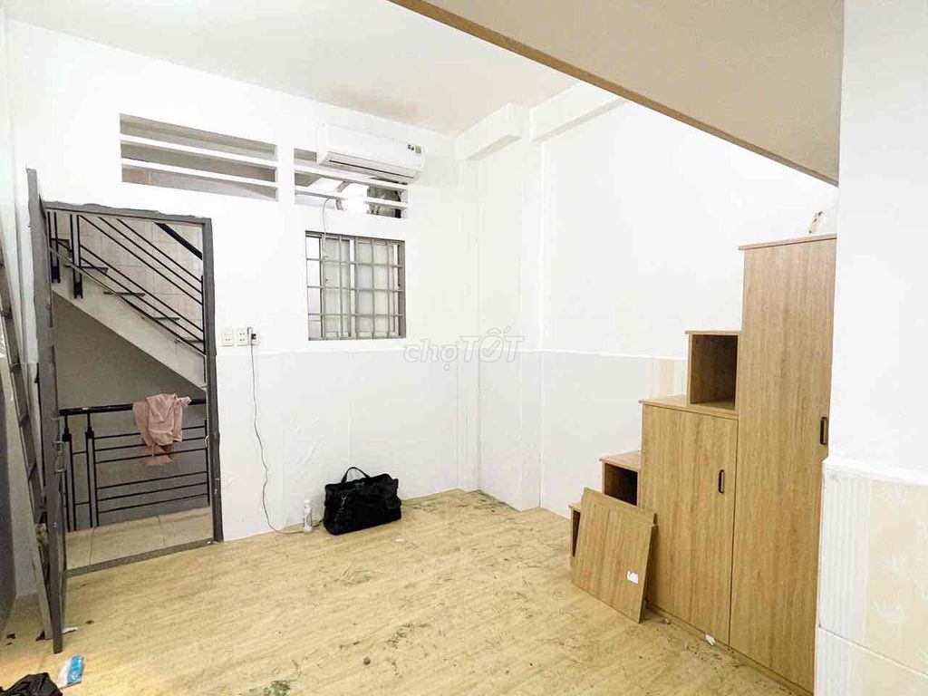 The students' room is guarded and unguarded near the City Center.