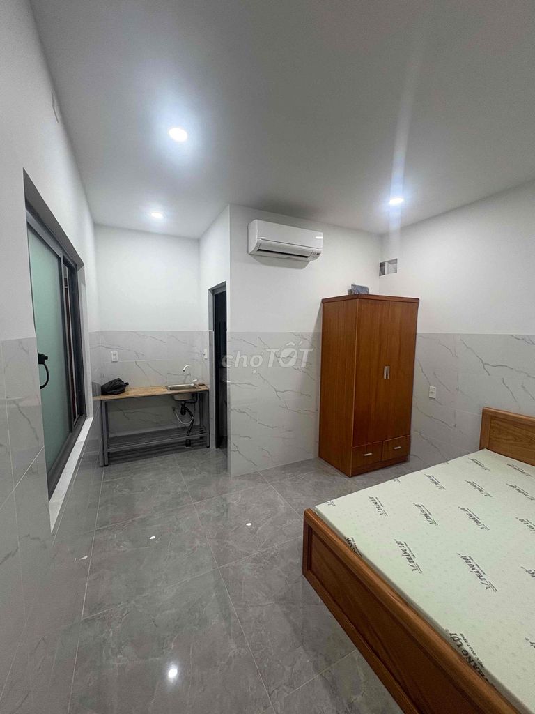 It's the owner of the hotel-- 252 A Nguyễn Thị Búp, new room.