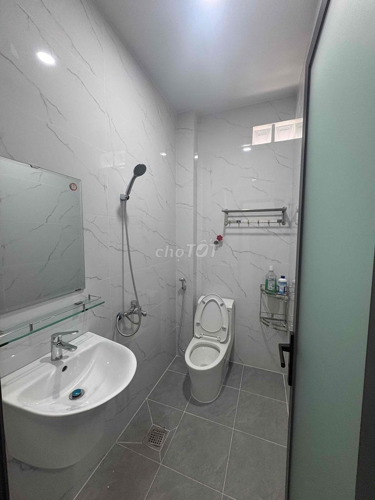 It's the owner of the hotel-- 252 A Nguyễn Thị Búp, new room.