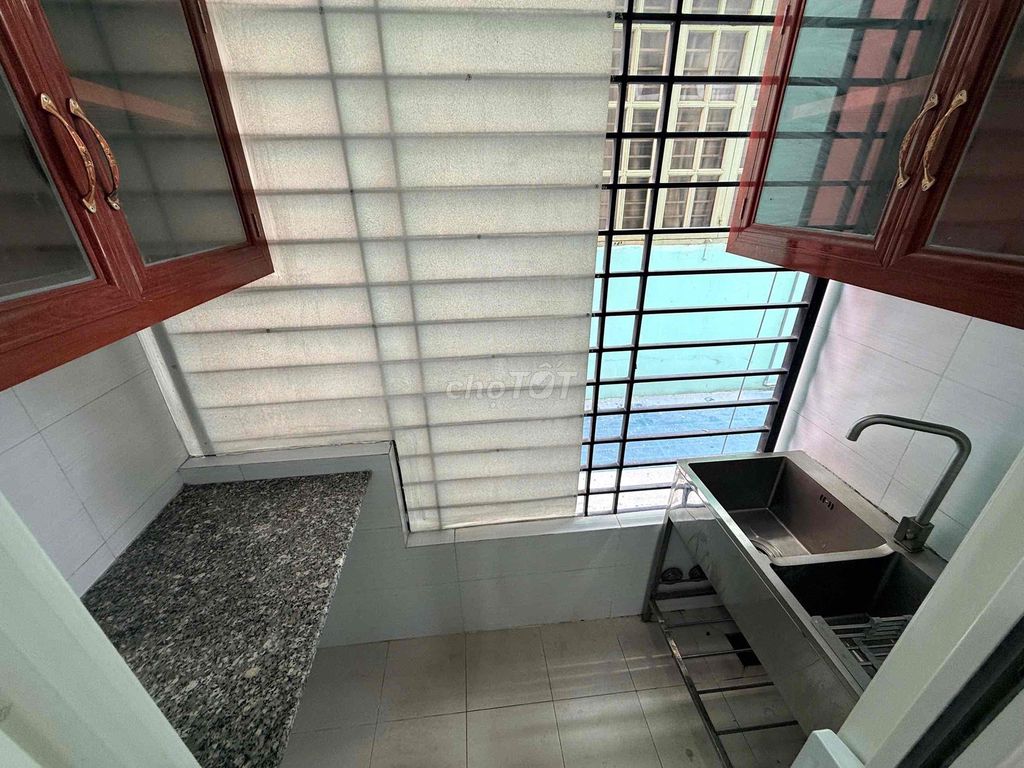 Rent studio 35 M2 to the kitchen factory at once
